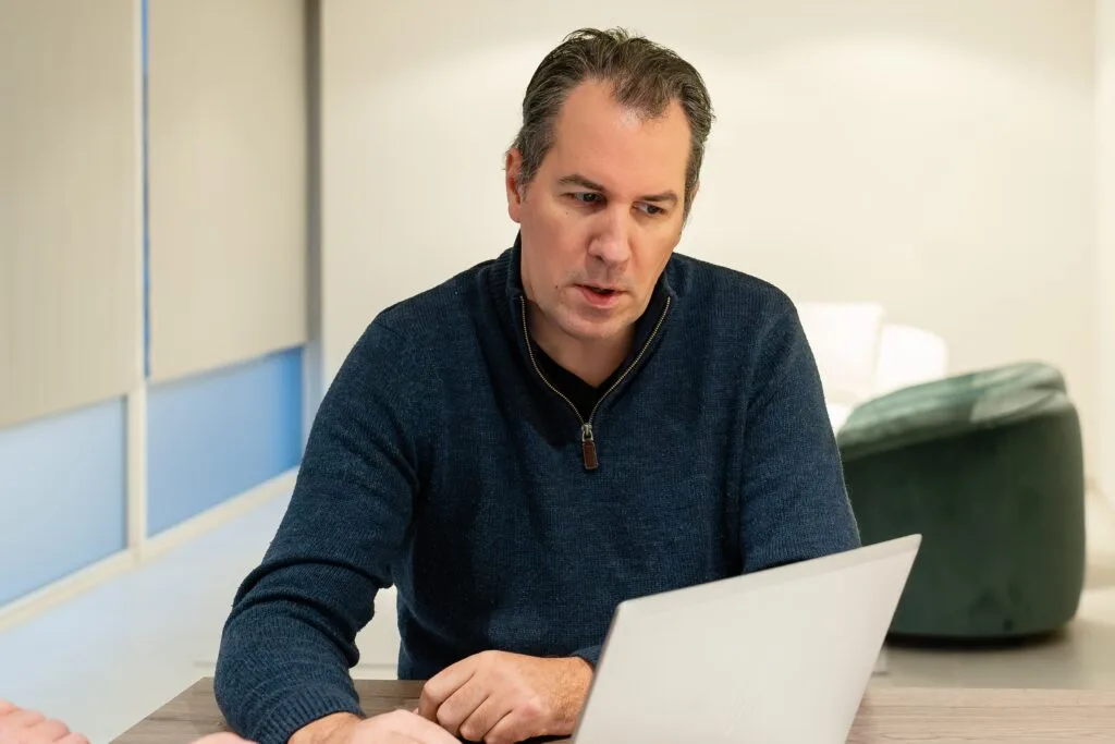 Frederick Reynaert, zaakvoerder van marcom.wisdom, aan het werk op zijn laptop