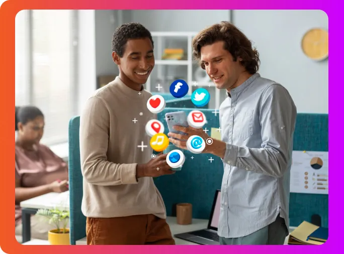 Twee collega’s bekijken social media op een smartphone