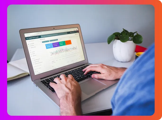 Persoon werkt op een laptop met een SEO-dashboard