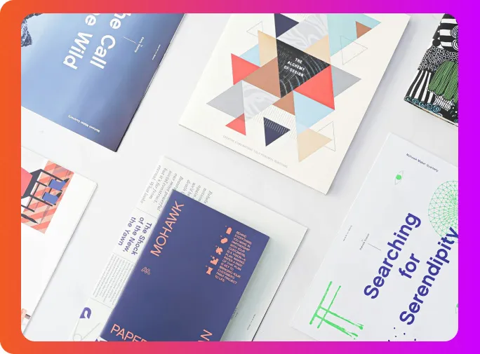 Brandingmateriaal: drukwerk, kaarten en grafische ontwerpen op tafel