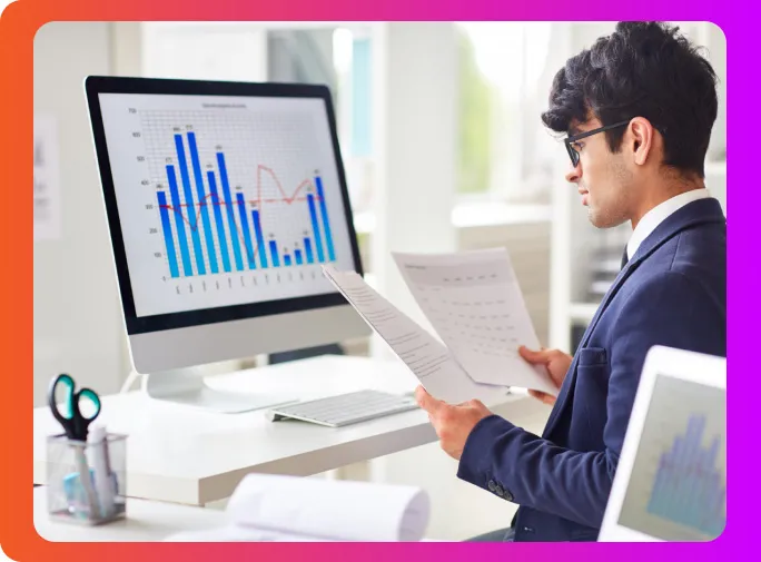Man analyseert grafieken op een computerscherm