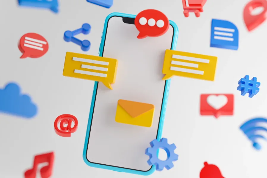 Social media marketing – smartphone met iconen van berichten, likes en hashtags
