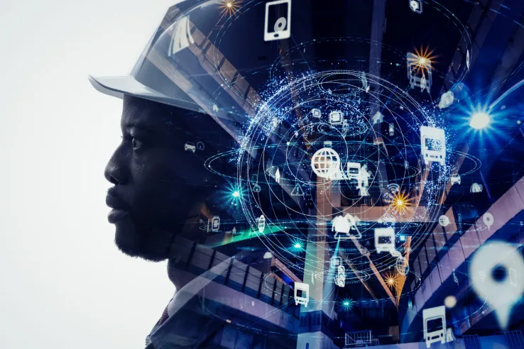 Industrieel ingenieur met digitale overlay – Industry 4.0 en marketing voor de maakindustrie