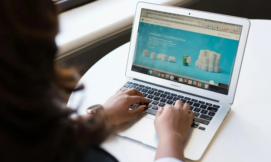 Persoon werkt op laptop met geopende website