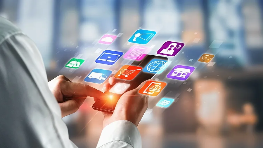 Smartphone met digitale marketingkanalen en iconen