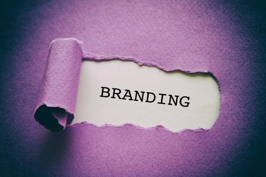 Papier dat openscheurt met het woord Branding – symbool voor merkidentiteit en positionering