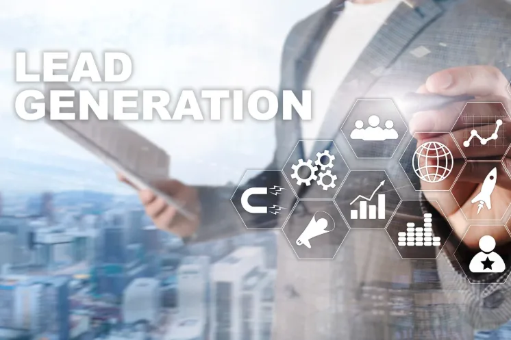 Leadgeneratie – zakenman met tablet en iconen voor groei, klanten en conversies Leadgeneratie – zakenman met tablet en iconen voor groei, klanten en conversies