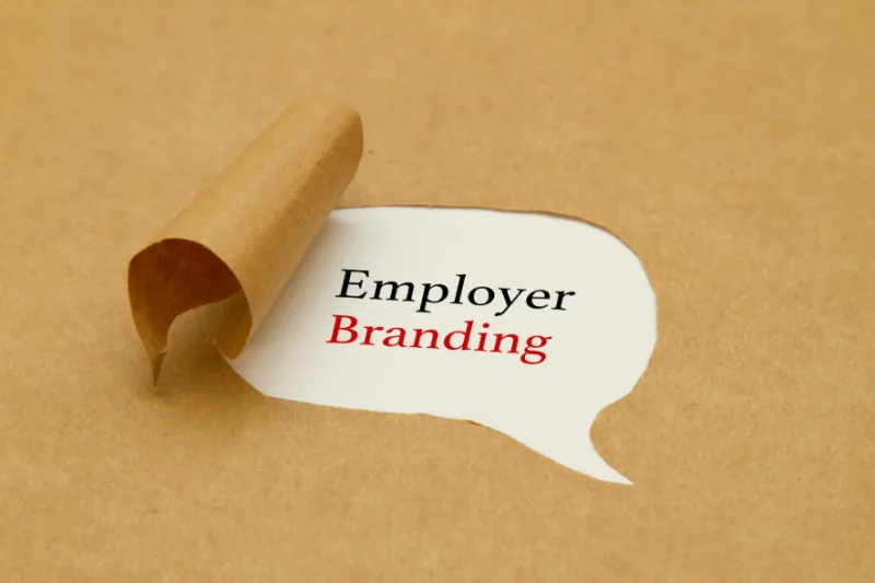 Employer branding concept – tekst komt tevoorschijn onder een papierrand