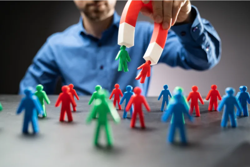 Employer branding visual: magneet trekt mensen aan – symbool voor het aantrekken van technisch talent