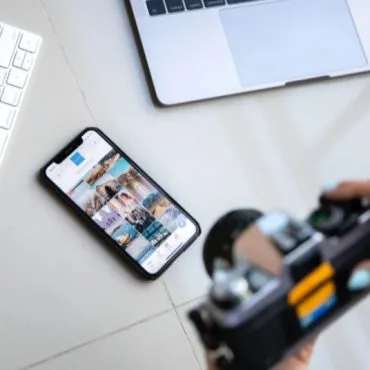 Social media manager aan het werk met smartphone en camera – content creatie en social media marketing Social media manager aan het werk met smartphone en camera – content creatie en social media marketing