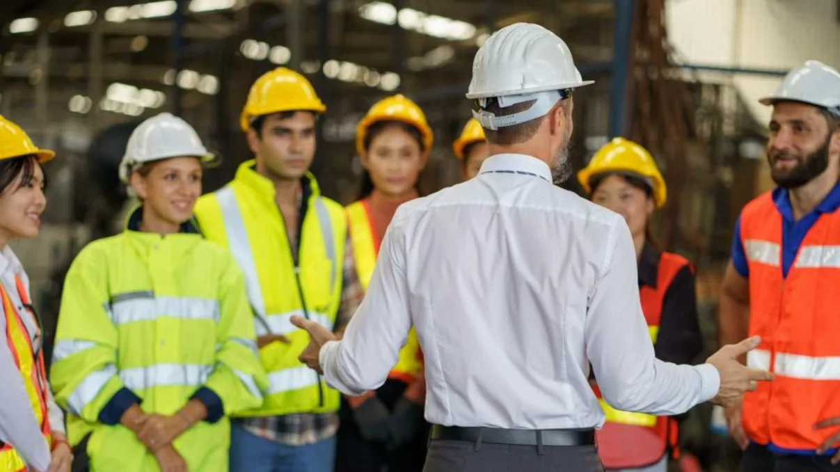 Medewerkers aan het werk in een fabriekshal Medewerkers aan het werk in een fabriekshal