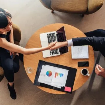 Zakelijke handdruk tijdens bespreking – technische offerte die succesvol converteert Zakelijke handdruk tijdens bespreking – technische offerte die succesvol converteert