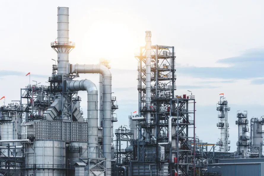 Industriële fabriek met pijpleidingen en installaties – maakindustrie en productiebedrijven Industriële fabriek met pijpleidingen en installaties – maakindustrie en productiebedrijven