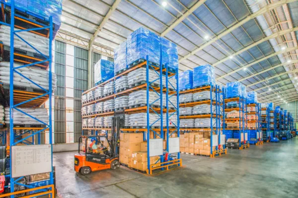 Magazijn met rekken en heftruck – industrie en maakbedrijven Magazijn met rekken en heftruck – industrie en maakbedrijven