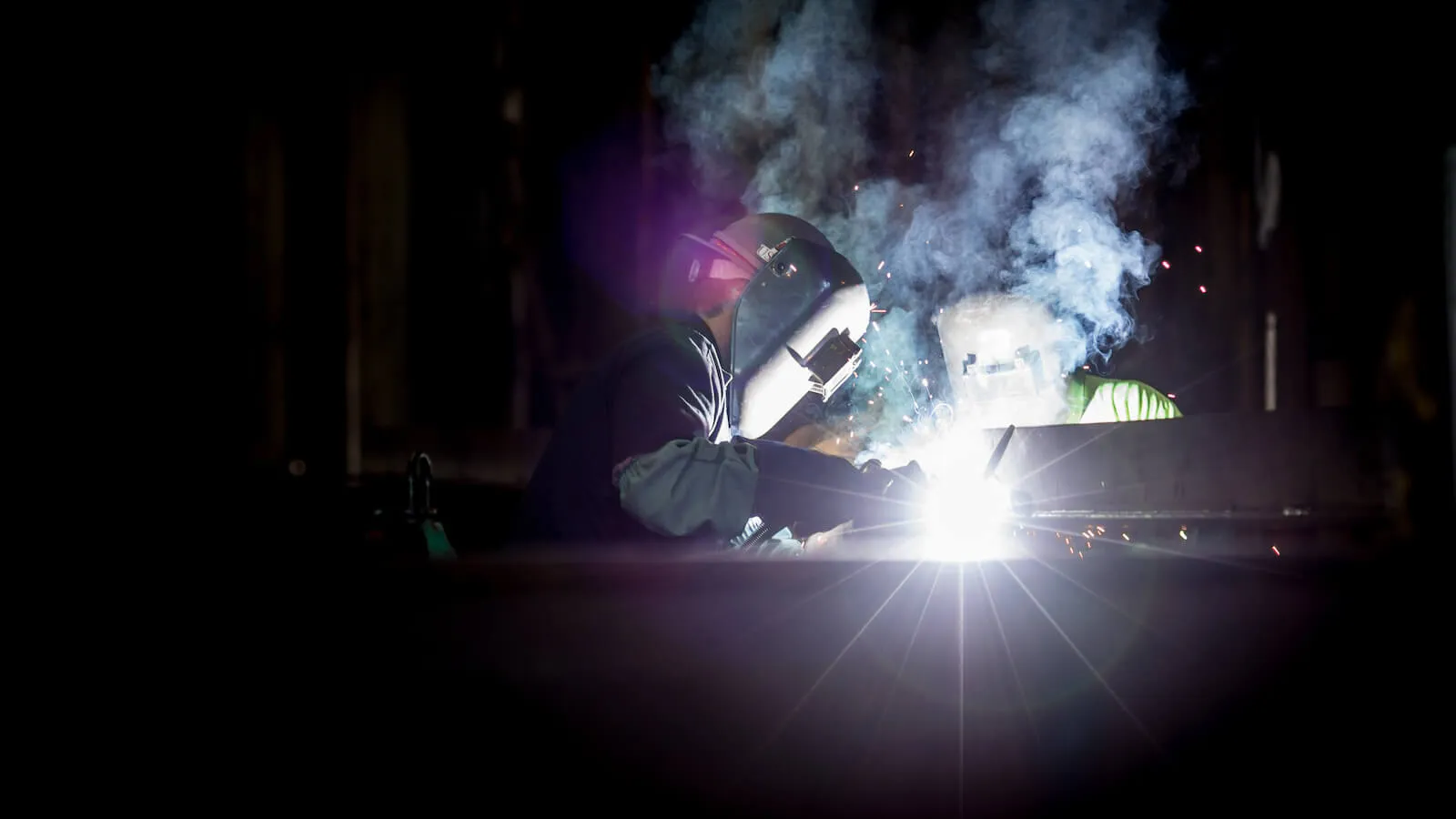 Lasser aan het werk in een technisch productiebedrijf